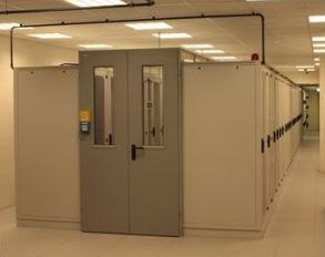 Kolokacyjna serwerownia z zabudową chłodnego korytarza i klimatyzacją rzędową